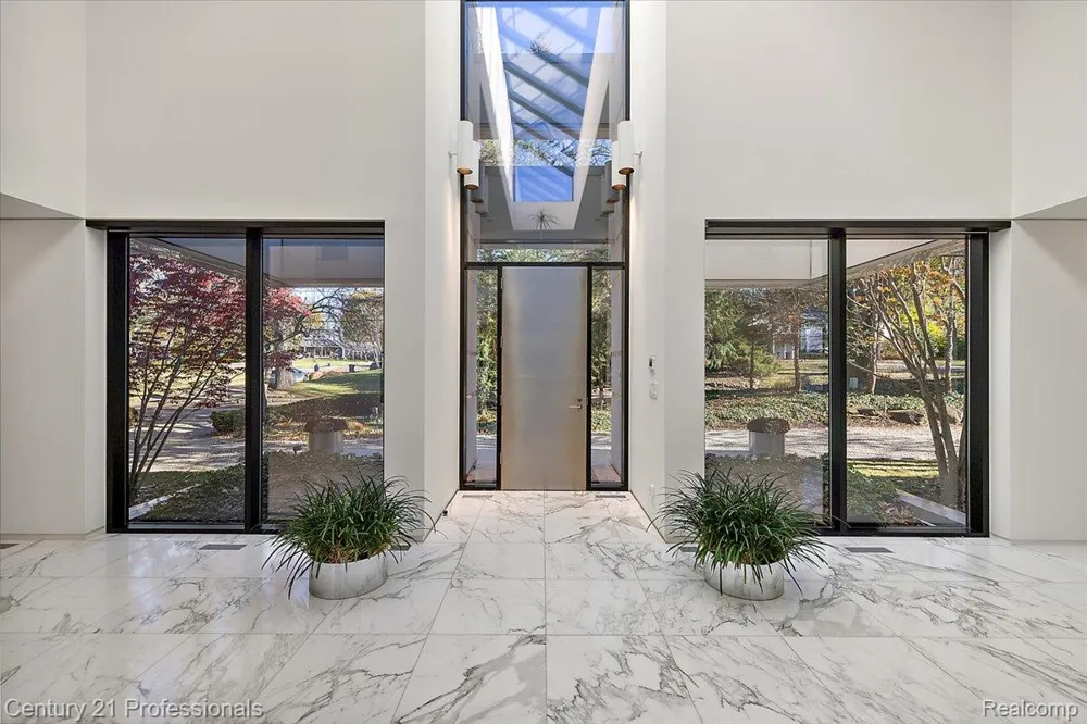 5904 Wing Lake Road Bloomfield Charter Township, MI 48301