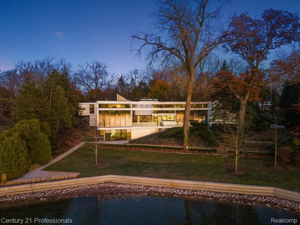 5904 Wing Lake Road Bloomfield Charter Township, MI 48301