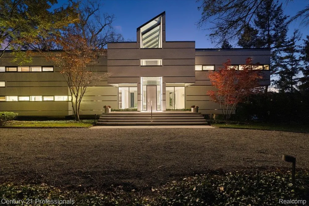 5904 Wing Lake Road Bloomfield Charter Township, MI 48301