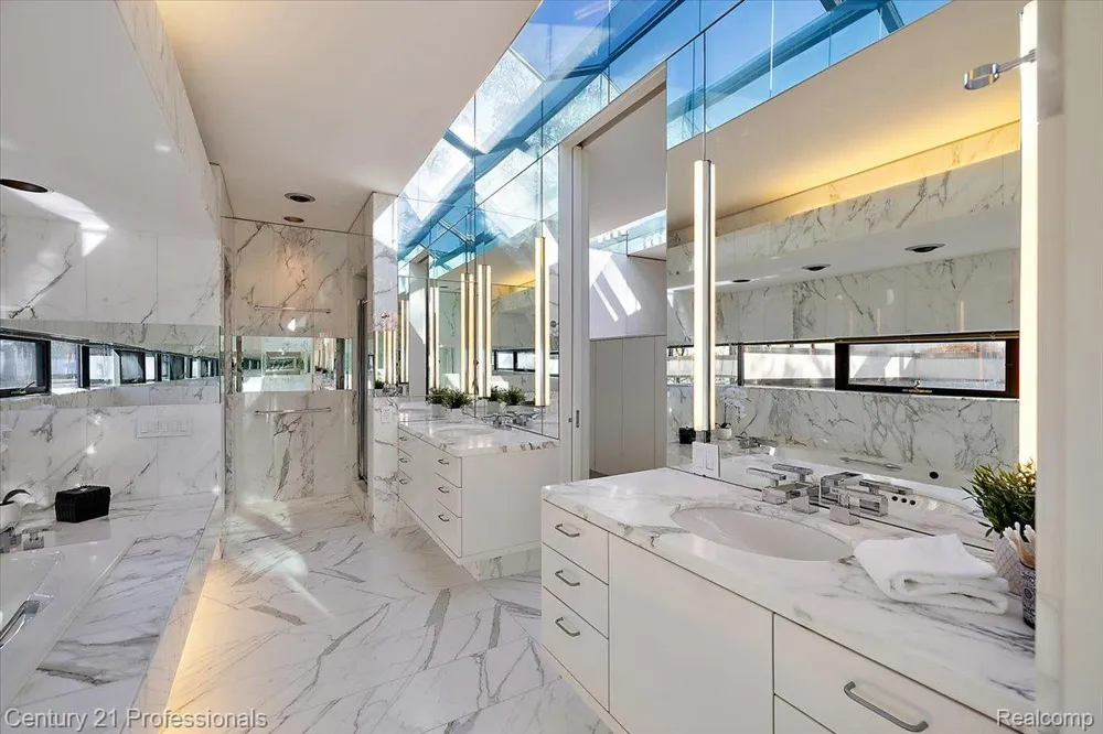 5904 Wing Lake Road Bloomfield Charter Township, MI 48301