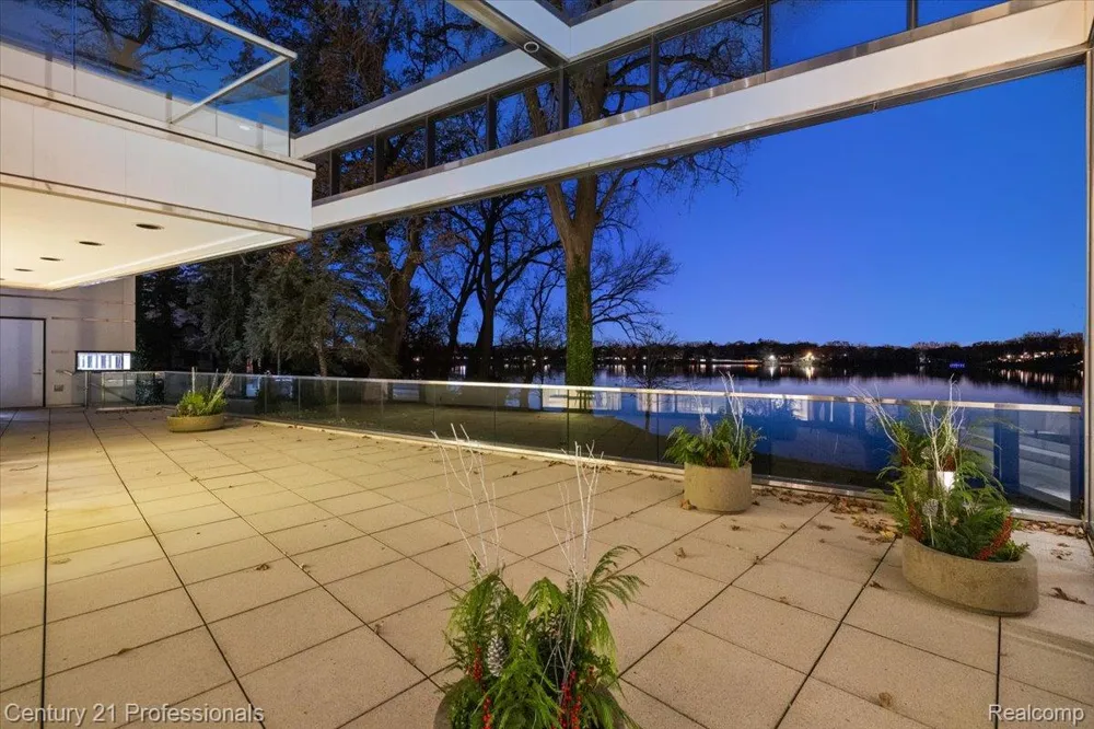 5904 Wing Lake Road Bloomfield Charter Township, MI 48301