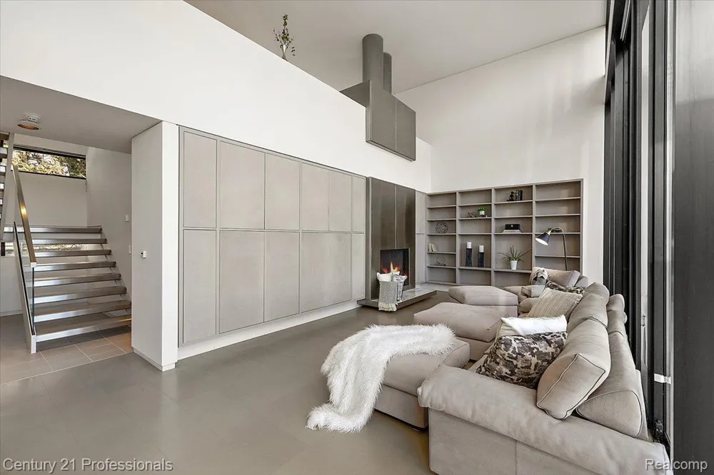 5904 Wing Lake Road Bloomfield Charter Township, MI 48301