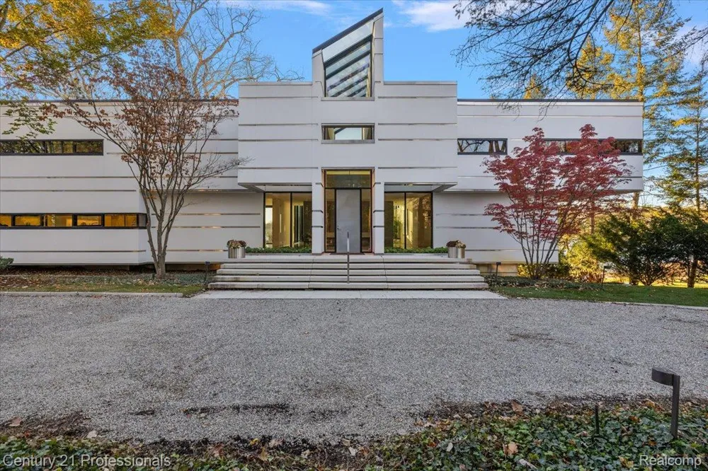 5904 Wing Lake Road Bloomfield Charter Township, MI 48301
