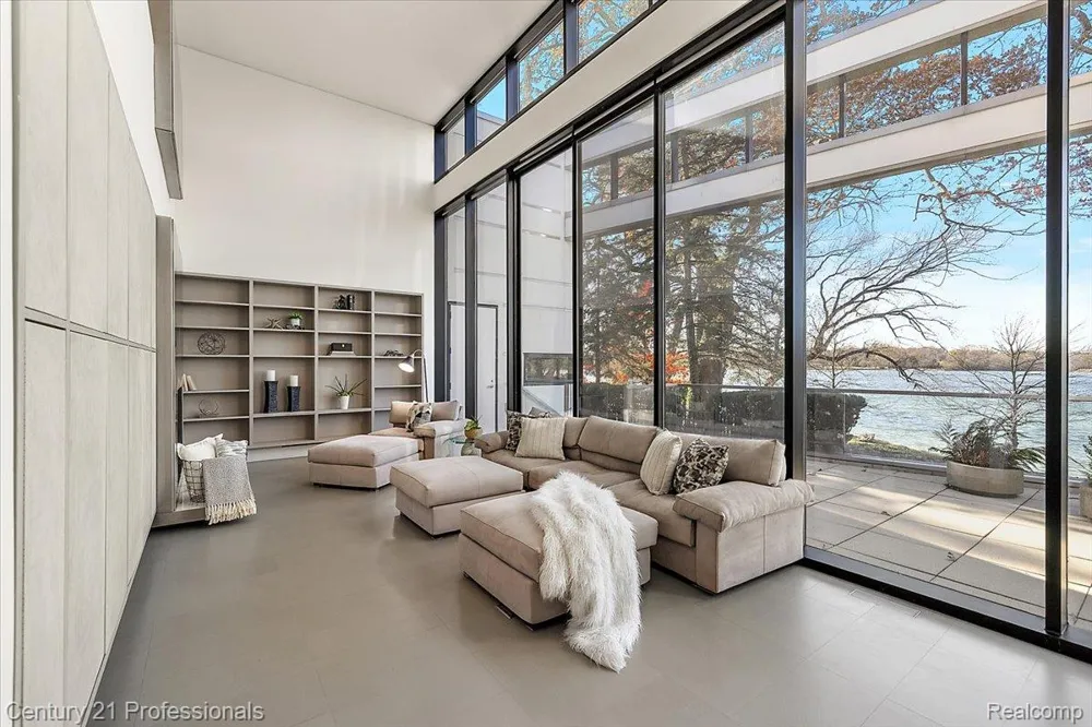 5904 Wing Lake Road Bloomfield Charter Township, MI 48301