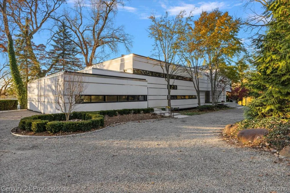5904 Wing Lake Road Bloomfield Charter Township, MI 48301