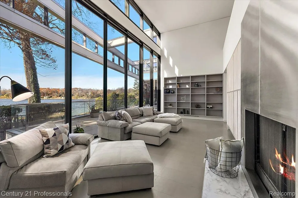 5904 Wing Lake Road Bloomfield Charter Township, MI 48301