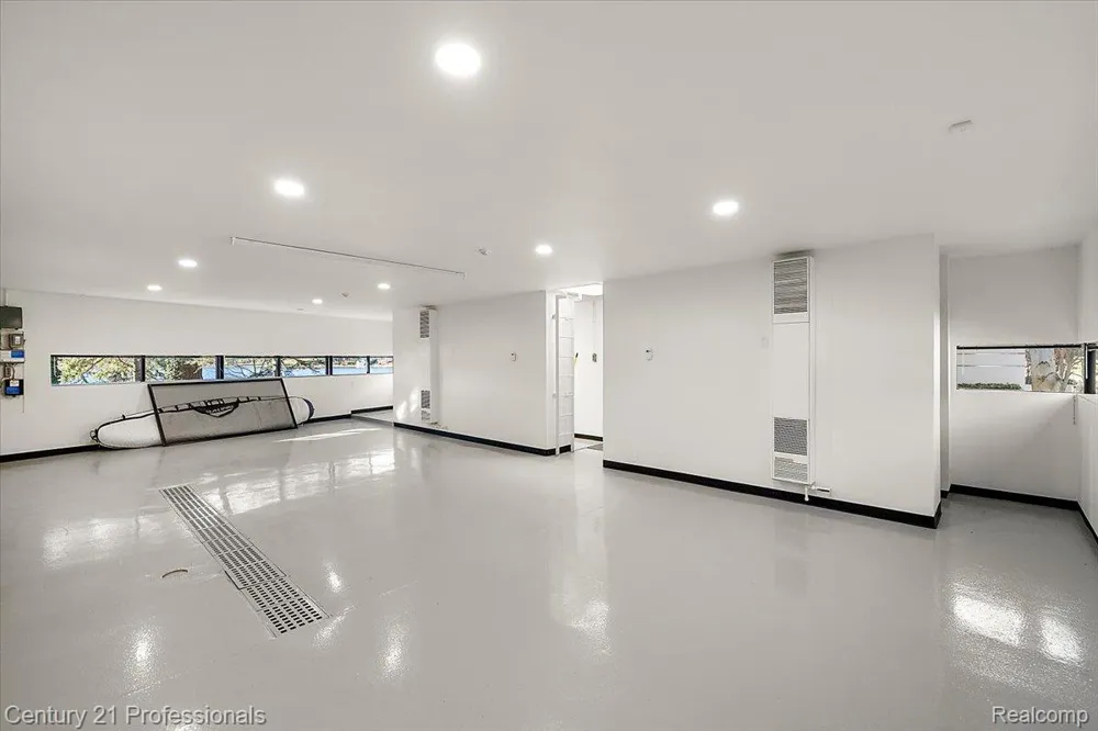 5904 Wing Lake Road Bloomfield Charter Township, MI 48301