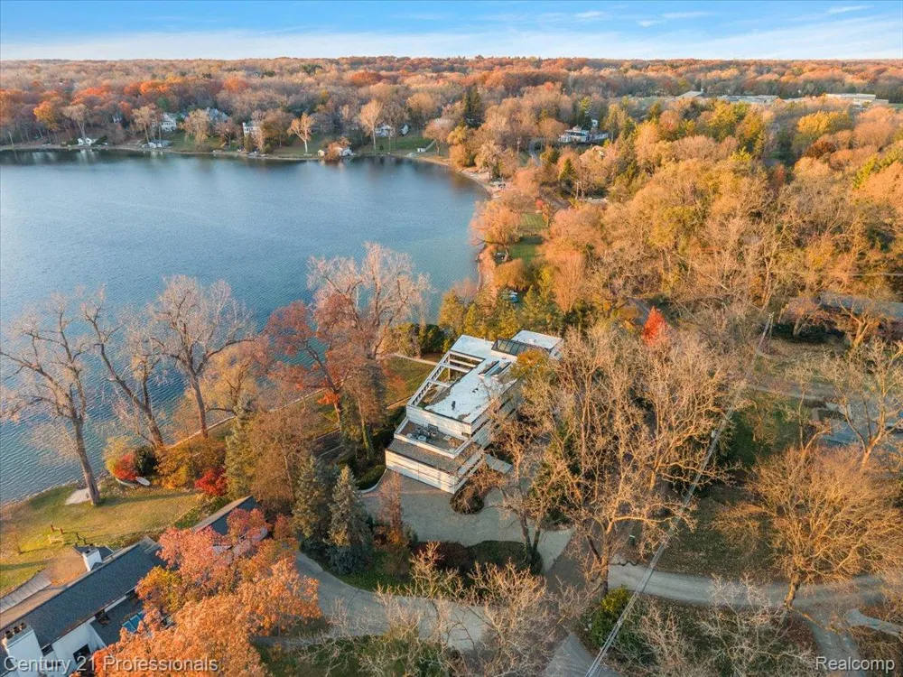 5904 Wing Lake Road Bloomfield Charter Township, MI 48301
