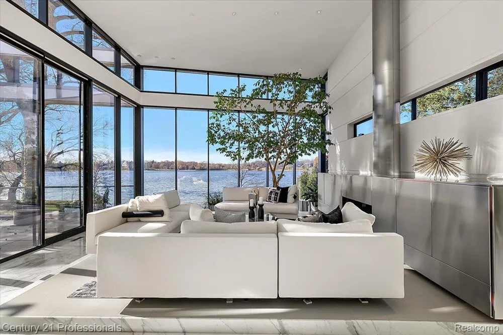 5904 Wing Lake Road Bloomfield Charter Township, MI 48301
