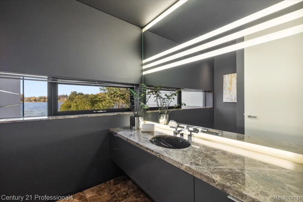 5904 Wing Lake Road Bloomfield Charter Township, MI 48301