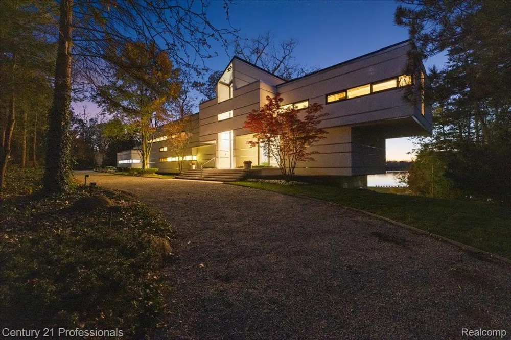 5904 Wing Lake Road Bloomfield Charter Township, MI 48301
