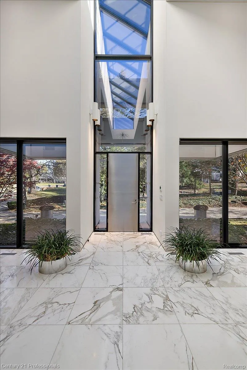 5904 Wing Lake Road Bloomfield Charter Township, MI 48301