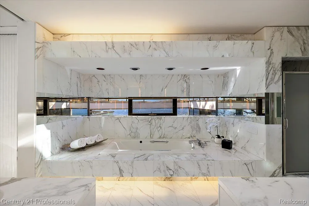 5904 Wing Lake Road Bloomfield Charter Township, MI 48301