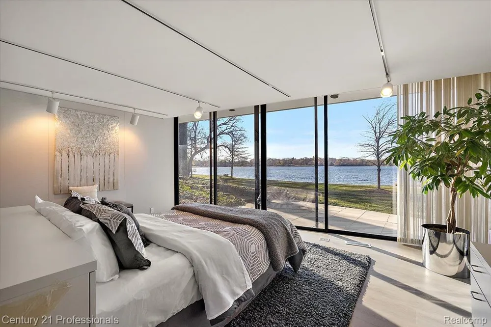 5904 Wing Lake Road Bloomfield Charter Township, MI 48301