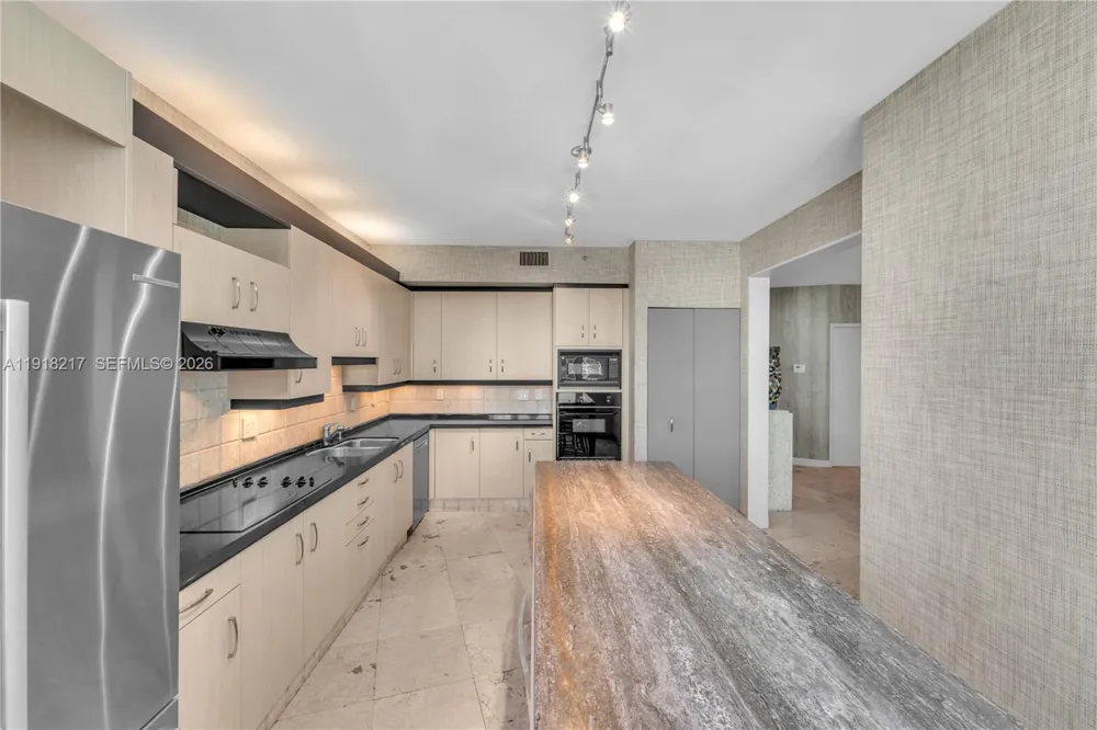 300 S Pointe Dr #906 Miami Beach, FL 33139