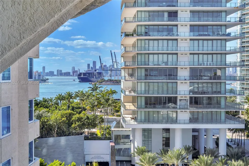 300 S Pointe Dr #906 Miami Beach, FL 33139