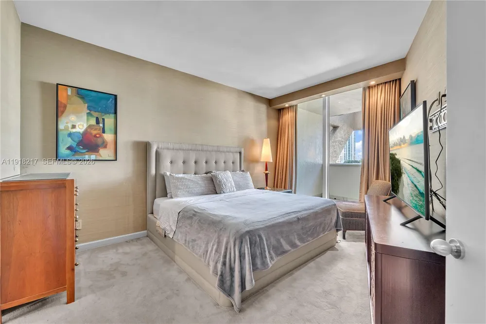 300 S Pointe Dr #906 Miami Beach, FL 33139