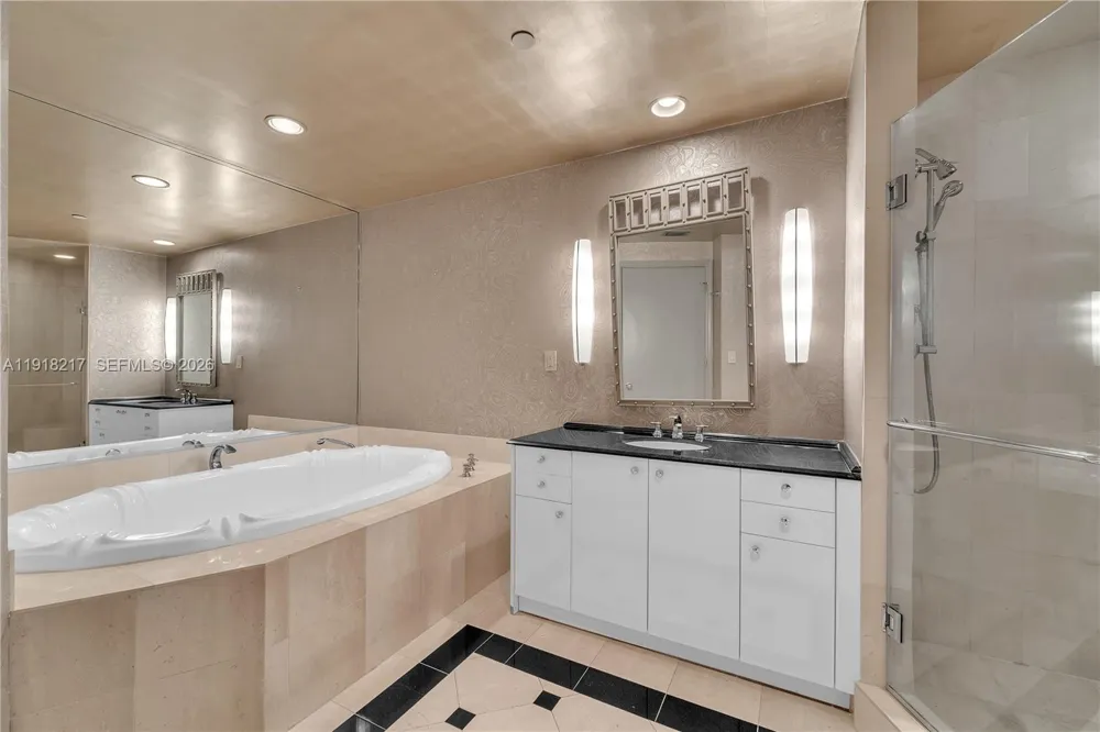 300 S Pointe Dr #906 Miami Beach, FL 33139