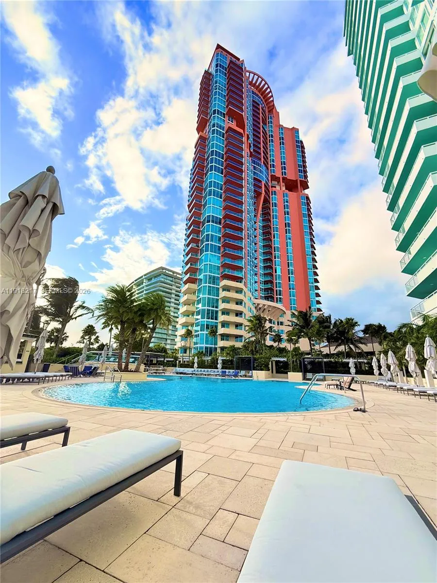 300 S Pointe Dr #906 Miami Beach, FL 33139