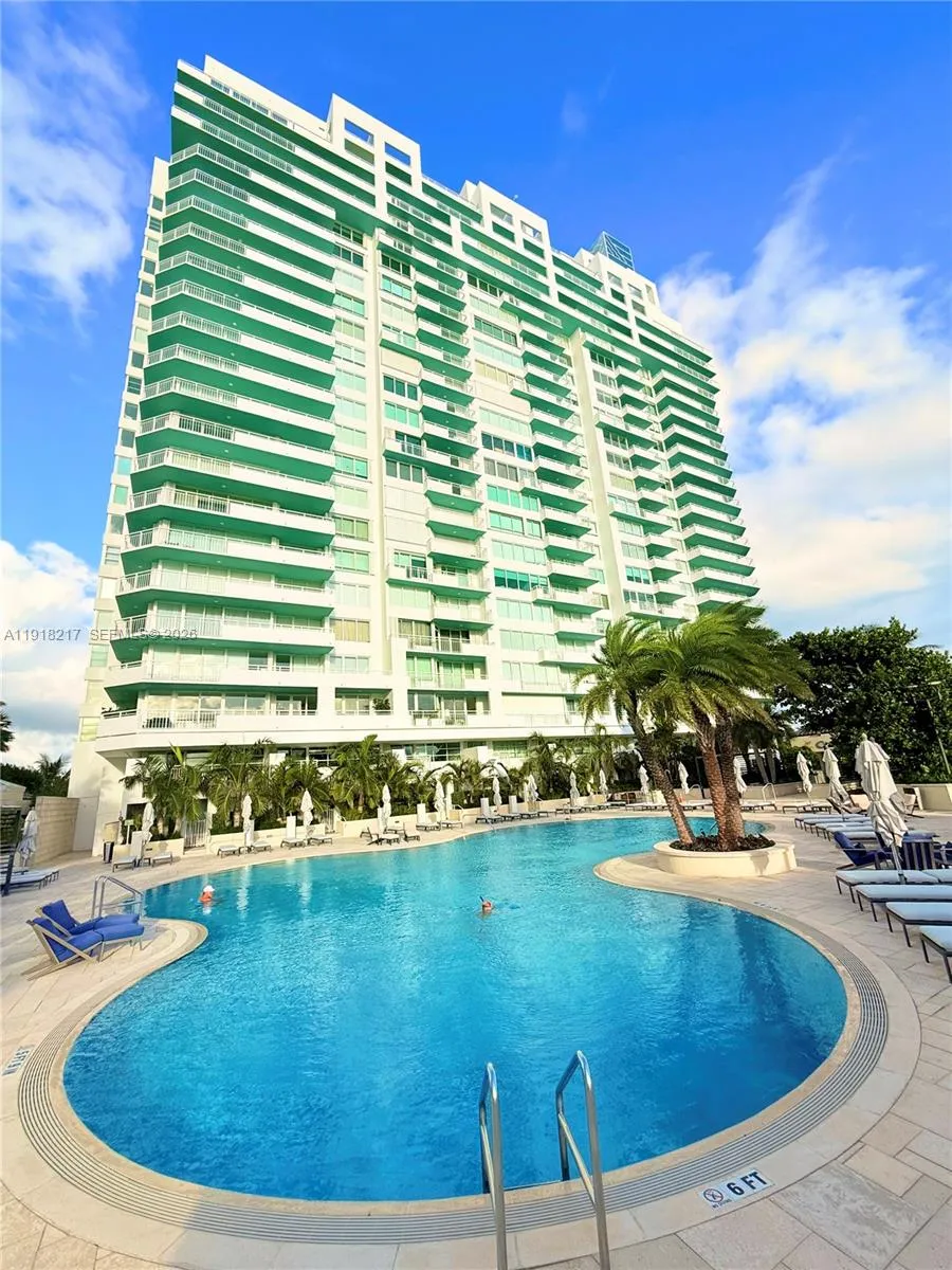300 S Pointe Dr #906 Miami Beach, FL 33139