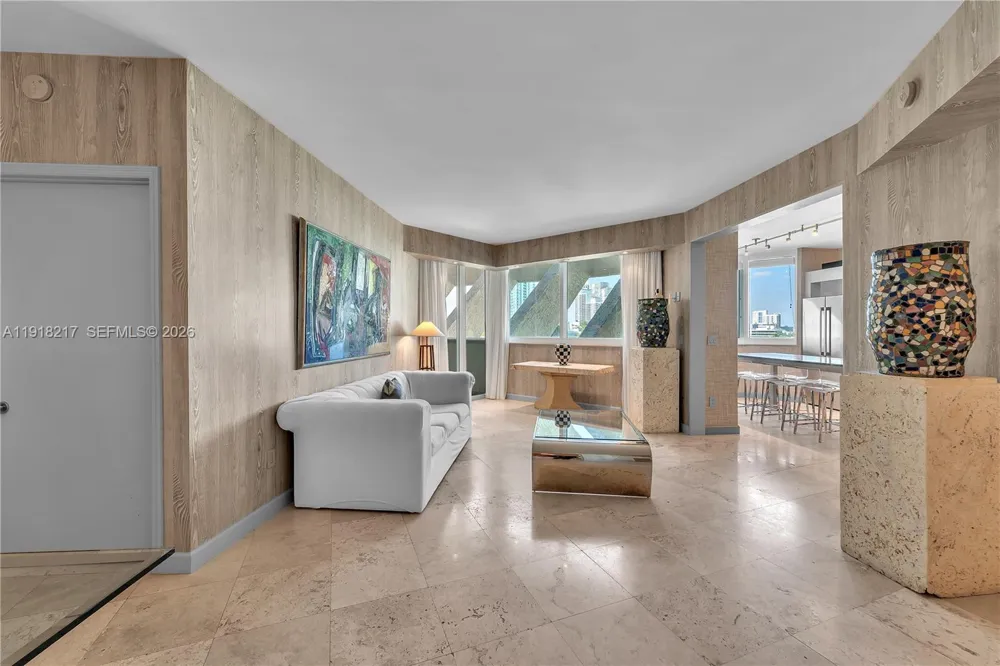 300 S Pointe Dr #906 Miami Beach, FL 33139