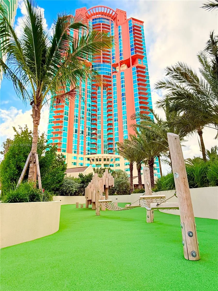 300 S Pointe Dr #906 Miami Beach, FL 33139