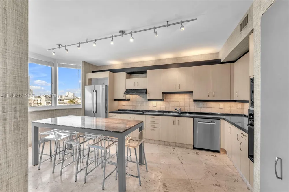 300 S Pointe Dr #906 Miami Beach, FL 33139