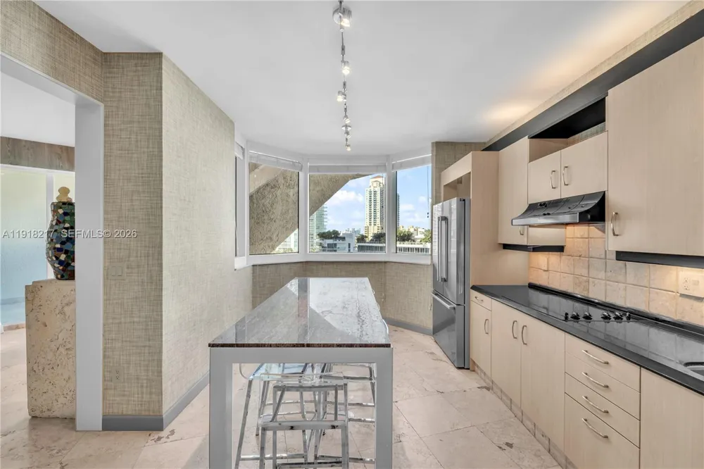 300 S Pointe Dr #906 Miami Beach, FL 33139
