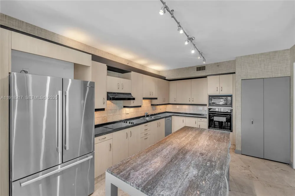 300 S Pointe Dr #906 Miami Beach, FL 33139