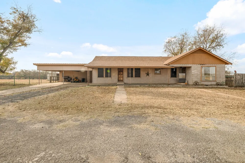 7450 E Hwy 6 De Leon, TX 76444