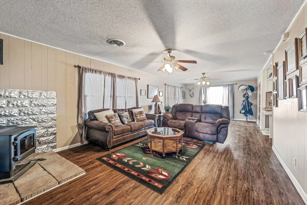 7450 E Hwy 6 De Leon, TX 76444