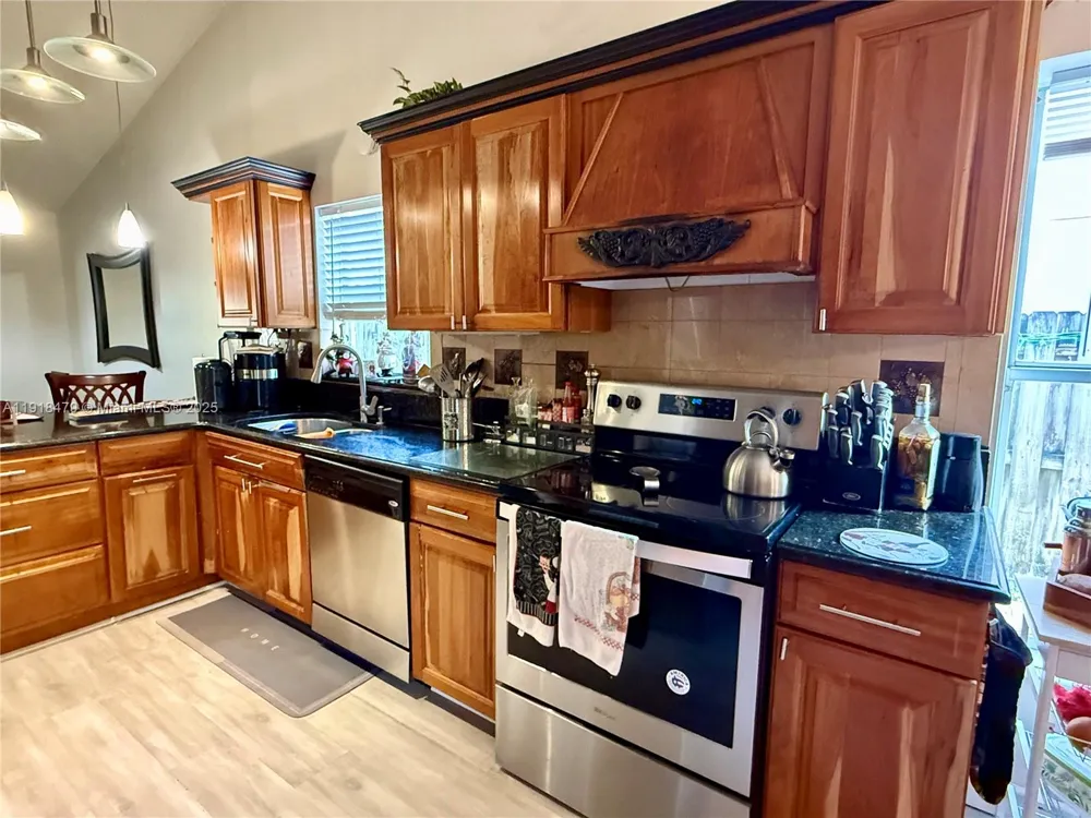 1060 New Parkview Pl Haverhill, FL 33417