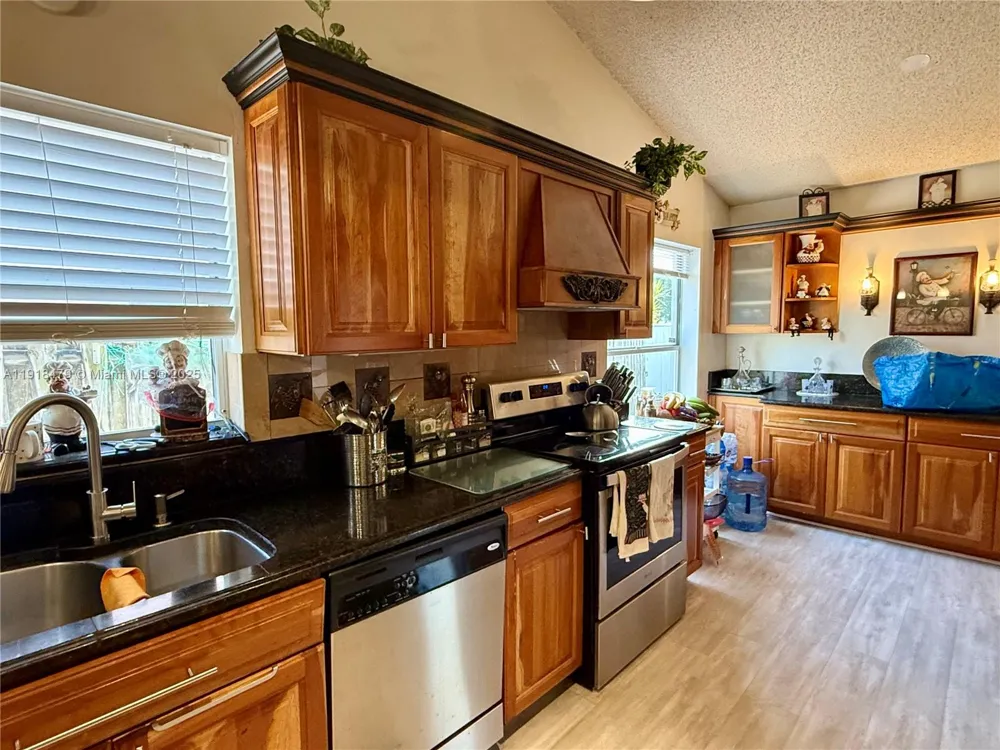1060 New Parkview Pl Haverhill, FL 33417