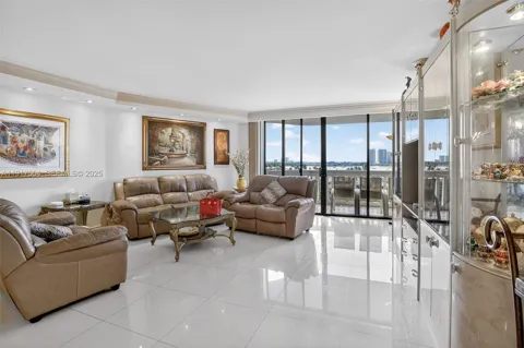 1000 Island Blvd #602