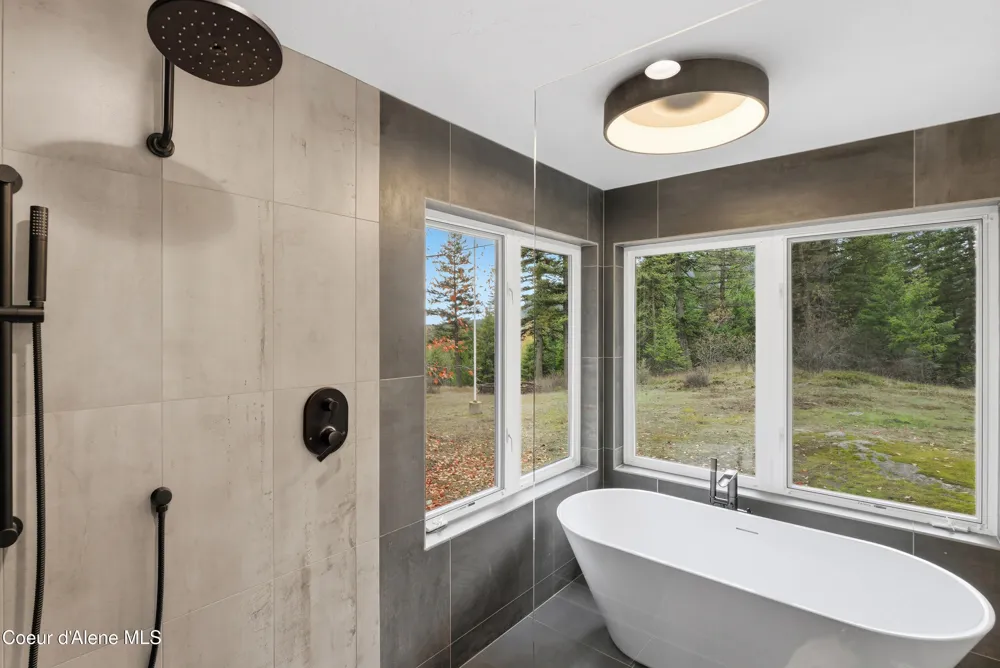 422 Roop Rd Cocolalla, ID 83813