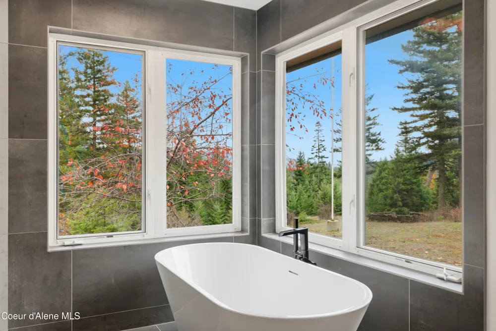 422 Roop Rd Cocolalla, ID 83813