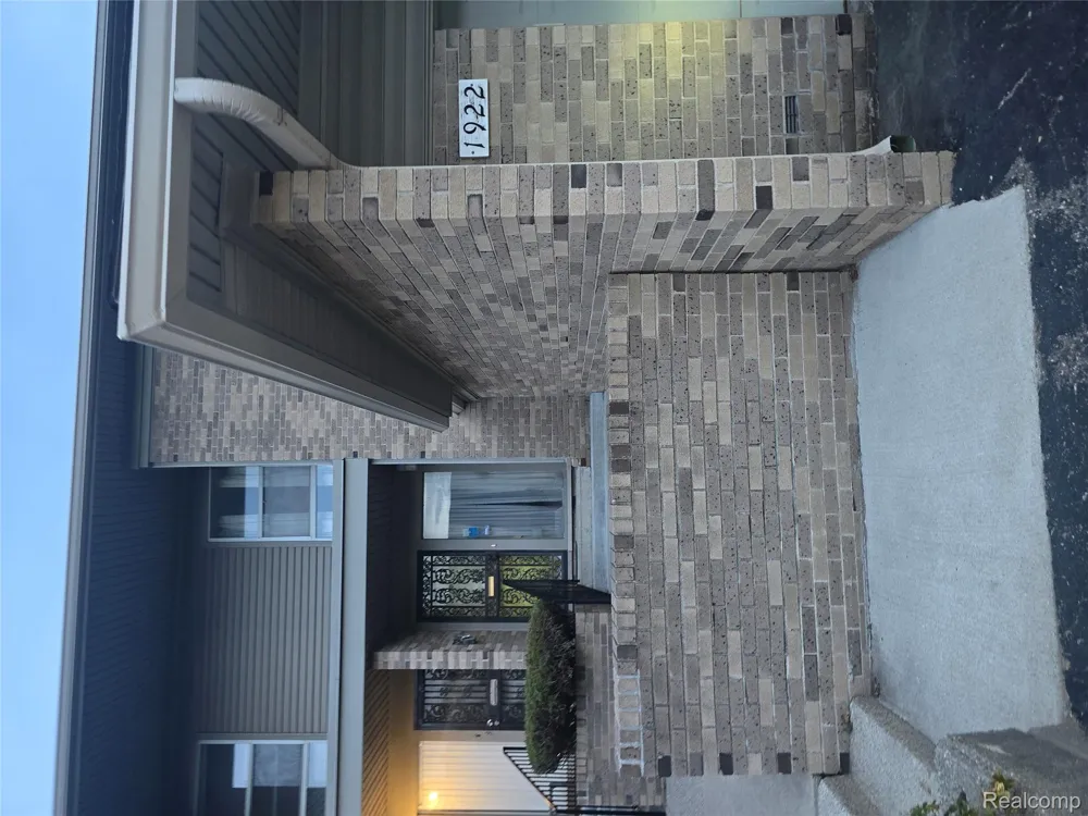 1922 Thornhill Place