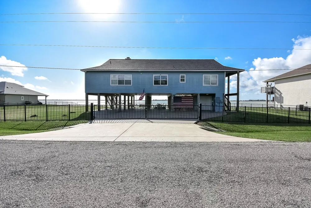 1504 W Bayshore Drive Palacios, TX 77465