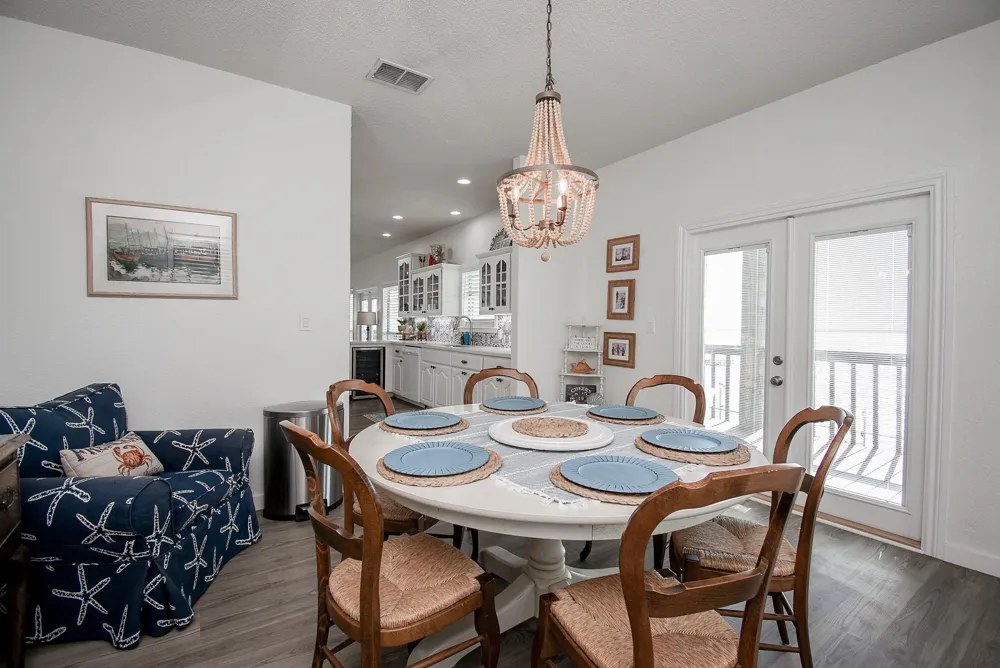 1504 W Bayshore Drive Palacios, TX 77465