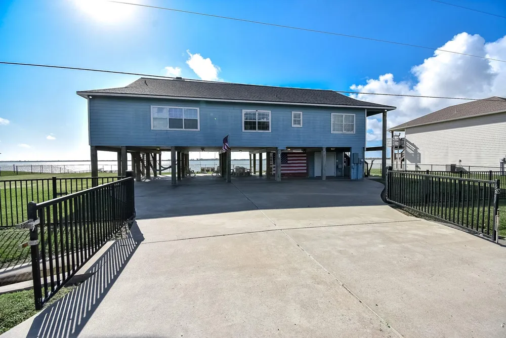 1504 W Bayshore Drive Palacios, TX 77465