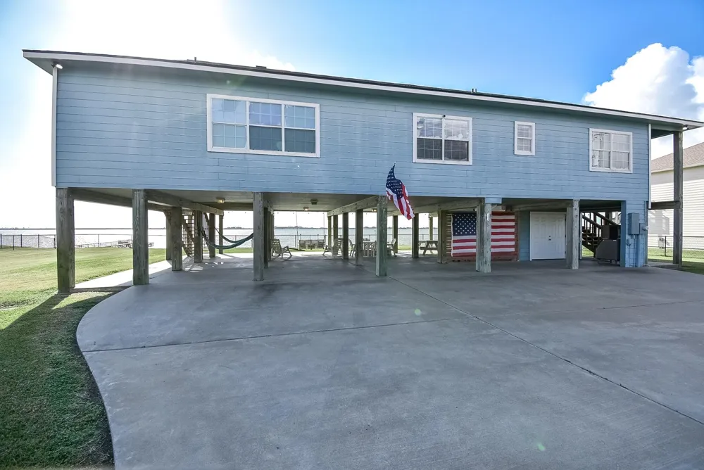 1504 W Bayshore Drive Palacios, TX 77465