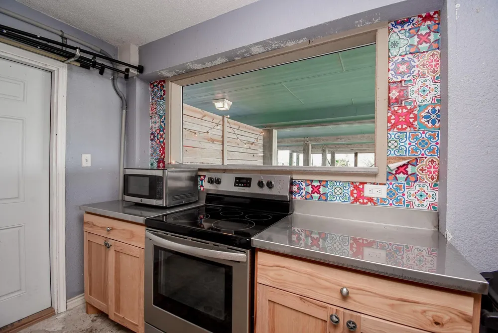 1504 W Bayshore Drive Palacios, TX 77465