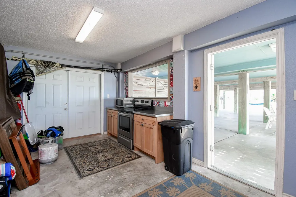 1504 W Bayshore Drive Palacios, TX 77465