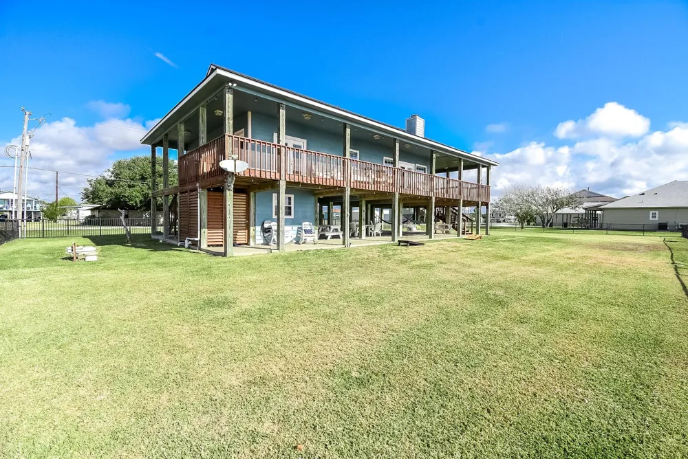 1504 W Bayshore Drive Palacios, TX 77465