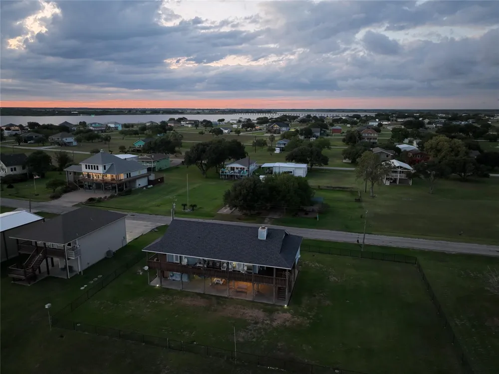 1504 W Bayshore Drive Palacios, TX 77465