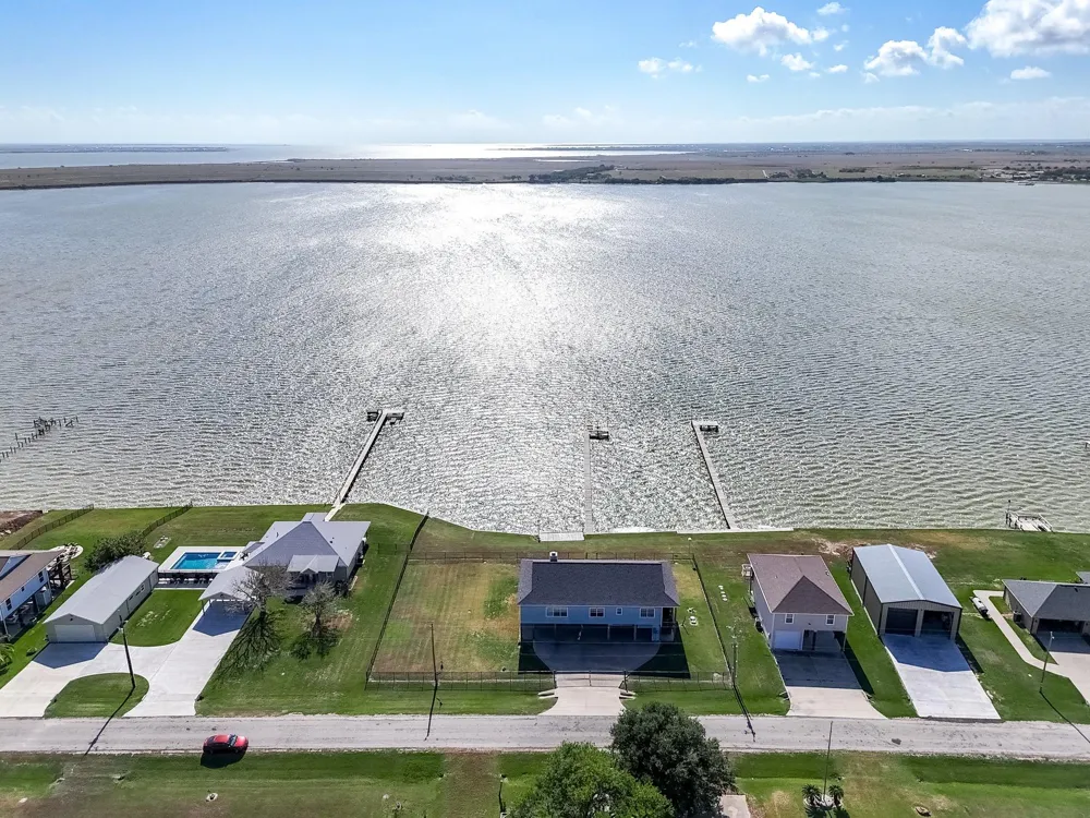 1504 W Bayshore Drive Palacios, TX 77465