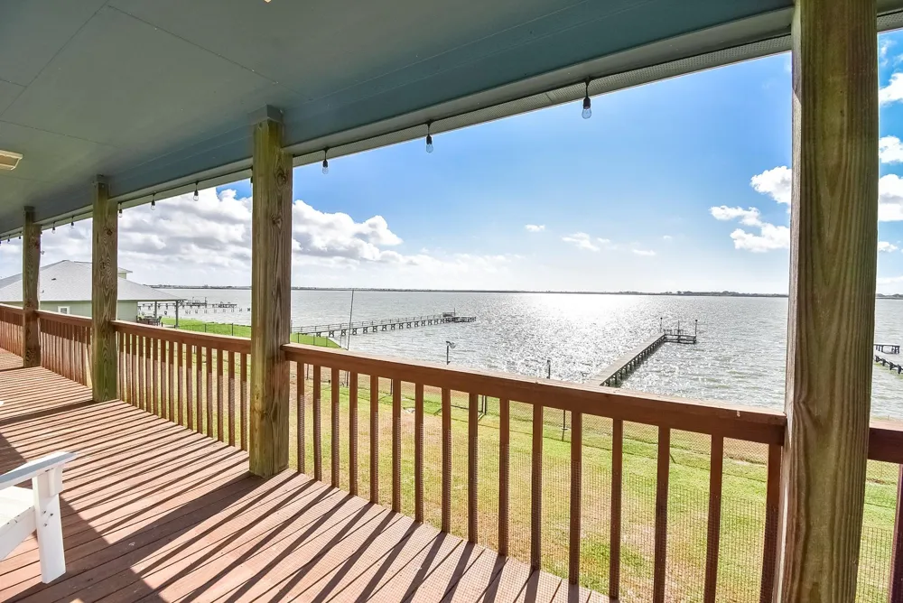 1504 W Bayshore Drive Palacios, TX 77465
