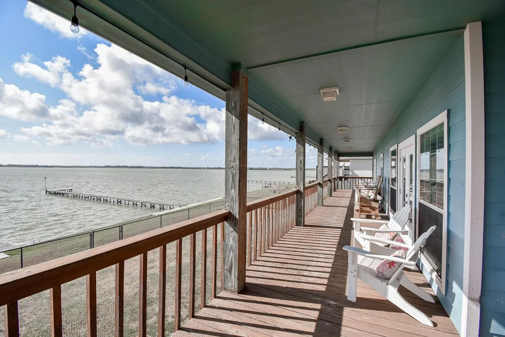 1504 W Bayshore Drive Palacios, TX 77465