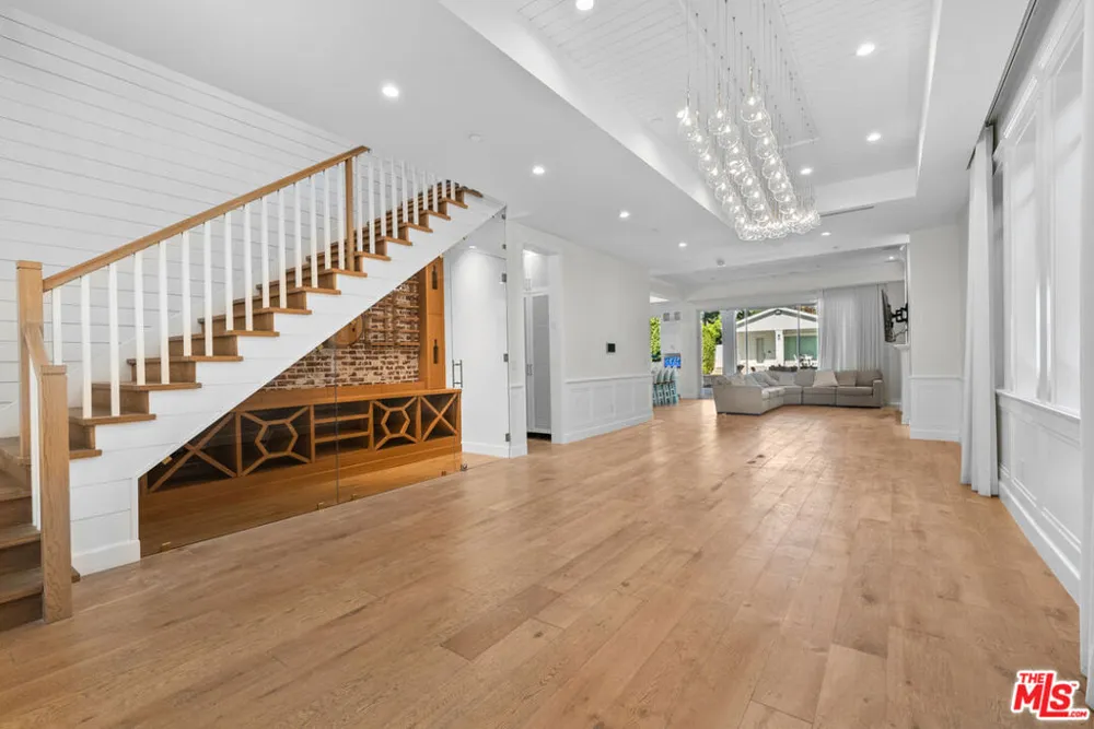 12345 Huston Street Valley Village, CA 91607