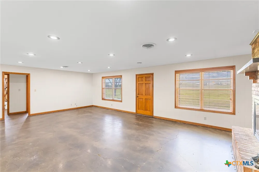 5629 Us-59 Edna, TX 77957